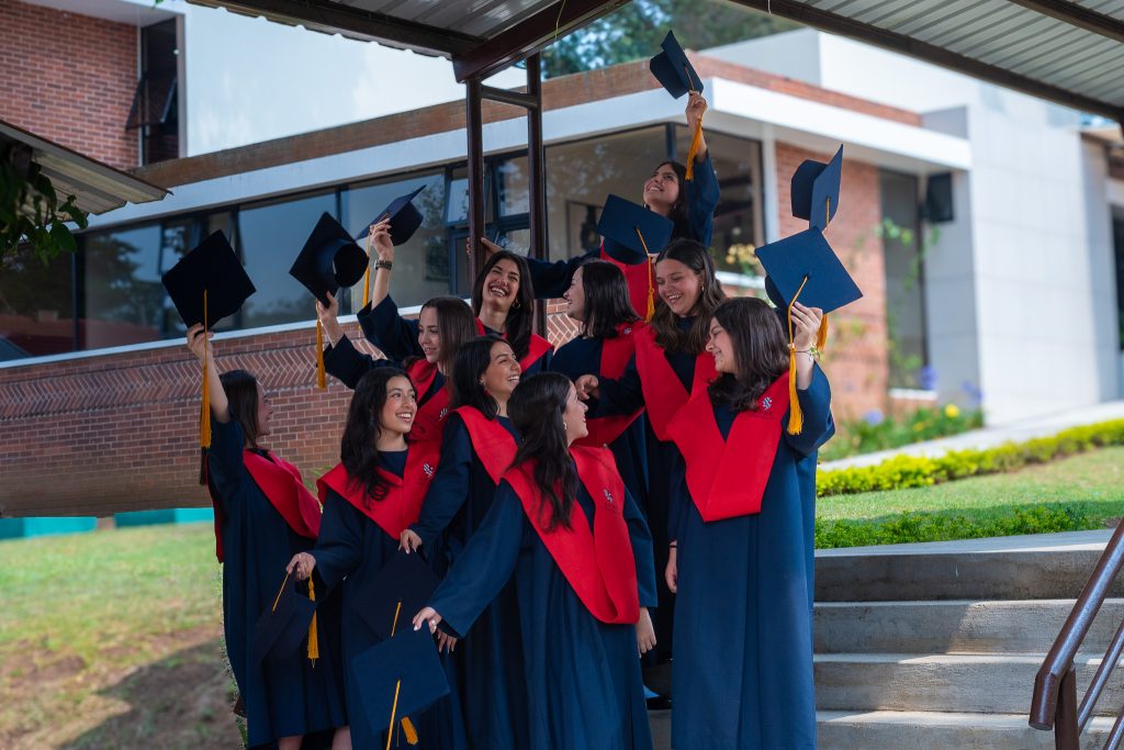 Graduandas Colegio APDE Entrevalles - Carrera universitaria