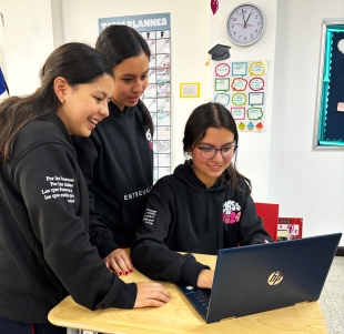 Maestras preparándose para clases en el sistema del colegio, seguras con prevención de enfermedades en Colegio APDE Entrevalles